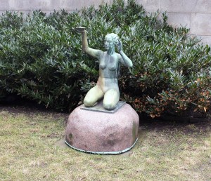 Fontänen ”Musslan”, Utanför Transatlantics kontor, Packhusplatsen, Göteborg.