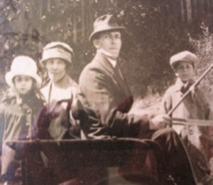 Farfar Carl med hustru Lydia och barnen Georg och Judit 