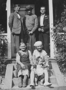 Johan och Ida tillsammans med tre av sina barn och ett barnbarn (min mamma) 1935.