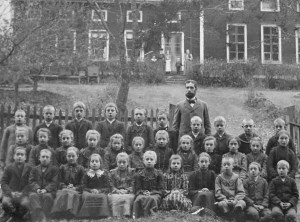 A.P. Rolander med skolklass i Kerstinbo