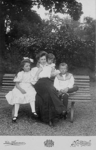 Ellen med barnen Elsa, Gösta och Arne