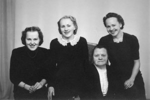 Mormor och döttrarna (min mamma med spetskrage)