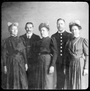 Elin med kamrater på teatern 