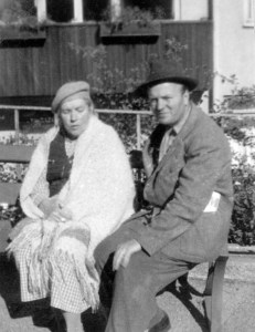 Elin med sonen Einar utanför Sabbatsbergs sjukhus