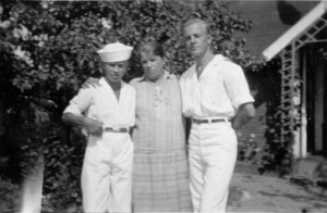 Elin utanför kolonistugan med båda sönerna