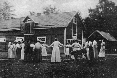 Emaus i Norrtälje. Flickor på glid fick vistas hos fröken Winqvist en tid och lära sig praktiskt arbete för en ljusare framtid. Källa Hemmets Journal.se