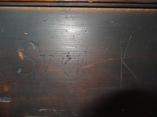 Sven i Kärret har ristat sitt namn på dörren i sitt hem