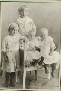 Ellert med systrarna Rut, Maja och Olga