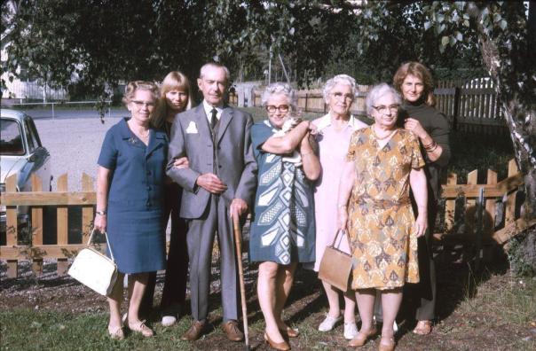 Pappa Emil och fastrarna. Urban Tärnelds fotoalbum